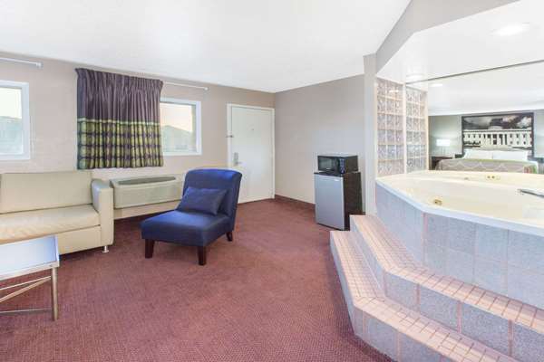 Suite - Super 8 Motel Millbury - I-280, Exit 1B