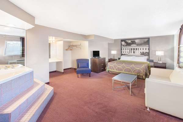 Suite - Super 8 Motel Millbury - I-280, Exit 1B