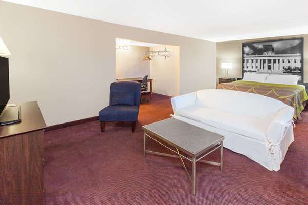 Suite - Super 8 Motel Millbury - I-280, Exit 1B
