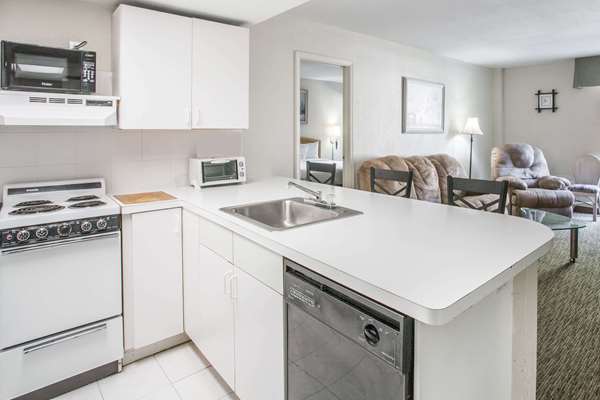 Suite - Days Hotel Peoria