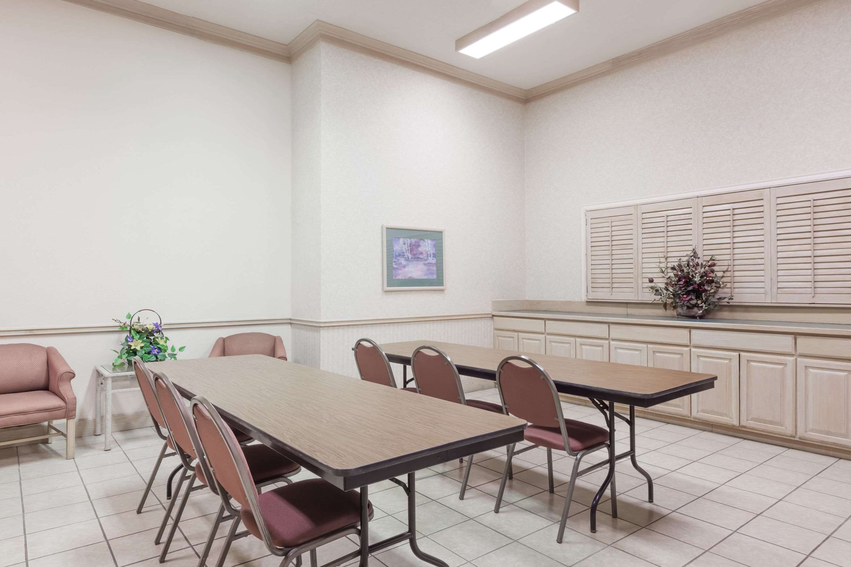 Meeting Room | Super 8 by Wyndham Jasper TX
