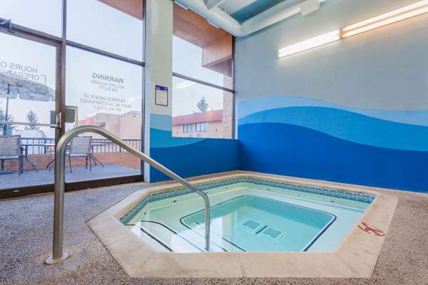 Pool - Ramada Inn Coquitlam