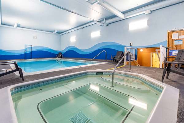 Pool - Ramada Inn Coquitlam