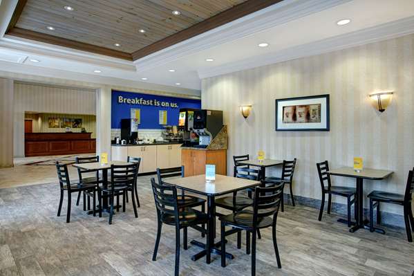  - Days Inn & Suites Collingwood