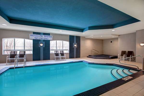 Pool - Days Inn & Suites Collingwood