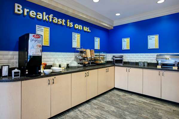  - Days Inn & Suites Collingwood