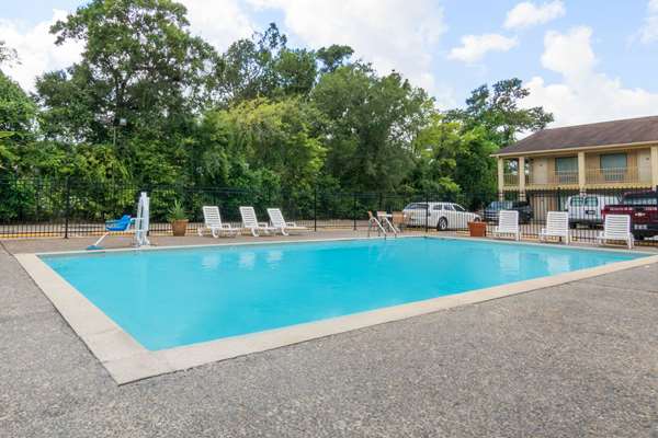 Pool - Days Inn Beaumont - I-10, Exit 853B