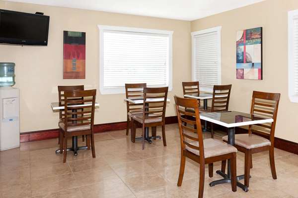  - Howard Johnson Inn Lafayette - I-10, Exit 103