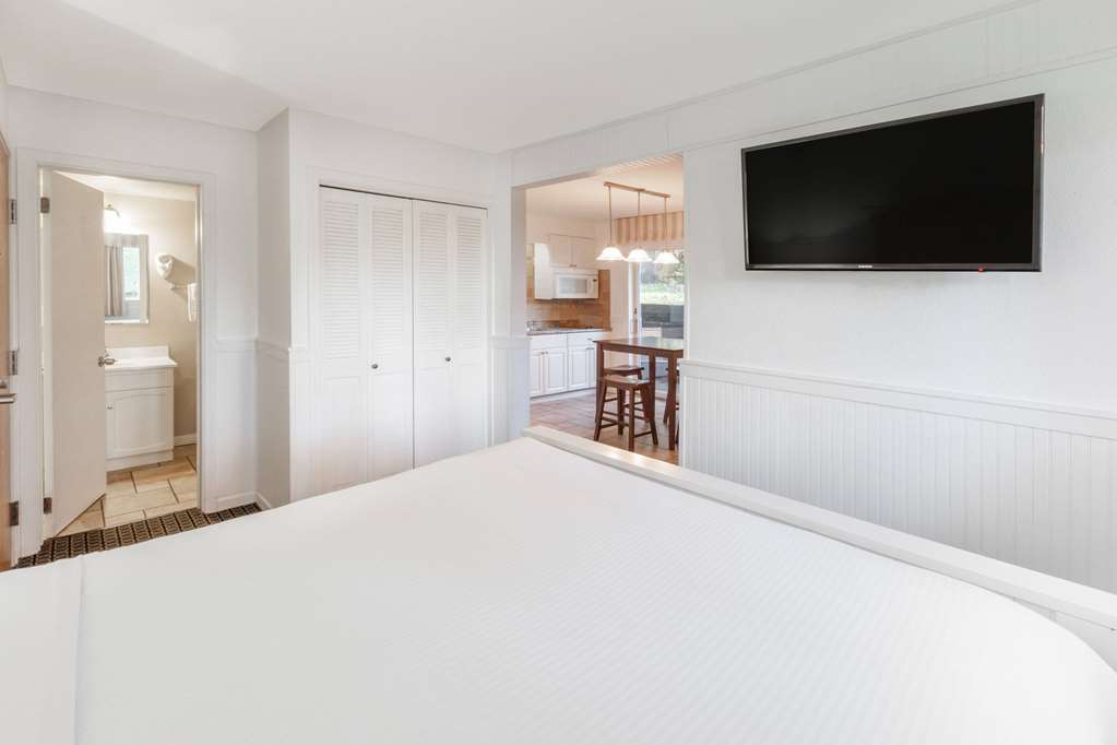 TRAVELODGE BY WYNDHAM, TRAVERSE CIT-guestroom-Guest Room,Suite,On-Site.jpg