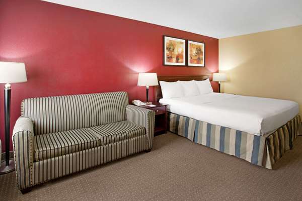 Suite - Ramada Inn Bettendorf - I-74, Exit 2