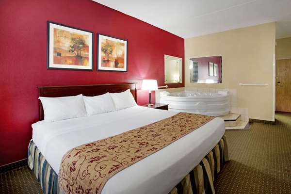 Suite - Ramada Inn Bettendorf - I-74, Exit 2