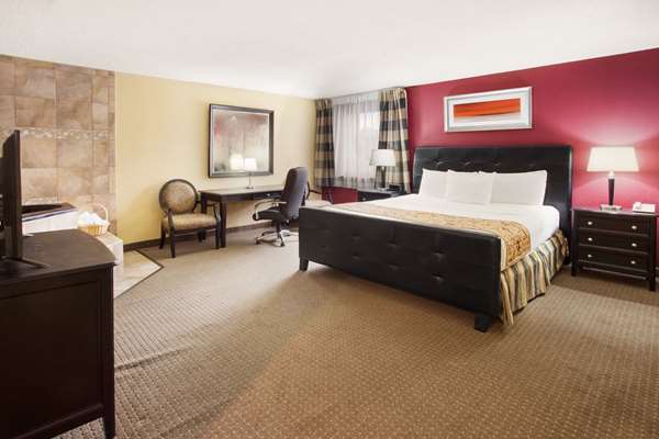 Suite - Ramada Inn Bettendorf - I-74, Exit 2