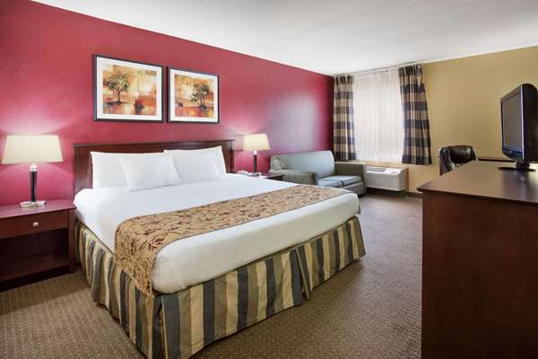 Suite - Ramada Inn Bettendorf - I-74, Exit 2