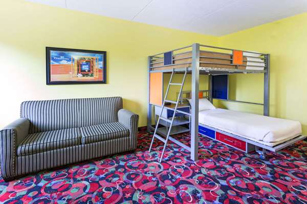 Suite - Ramada Inn Bettendorf - I-74, Exit 2