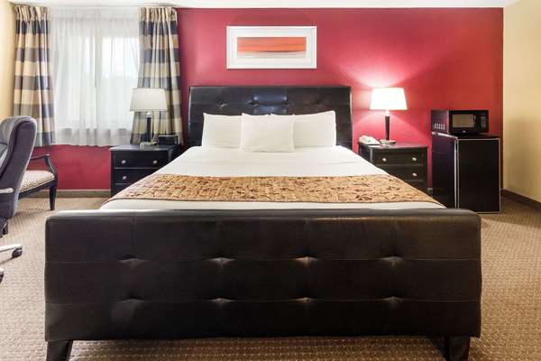 Suite - Ramada Inn Bettendorf - I-74, Exit 2