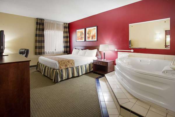 Suite - Ramada Inn Bettendorf - I-74, Exit 2