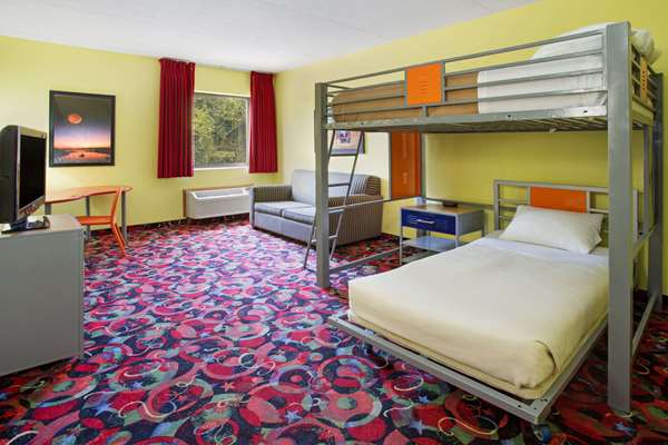 Suite - Ramada Inn Bettendorf - I-74, Exit 2