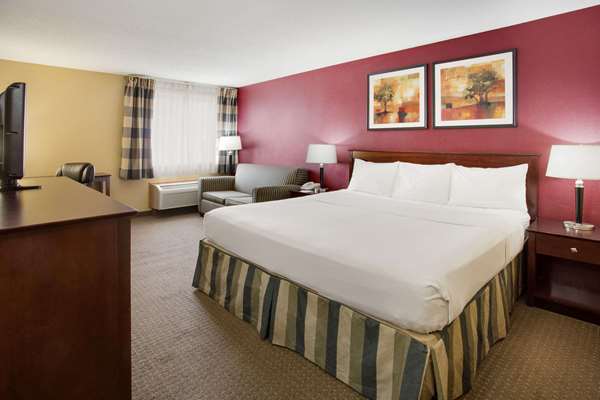 Suite - Ramada Inn Bettendorf - I-74, Exit 2