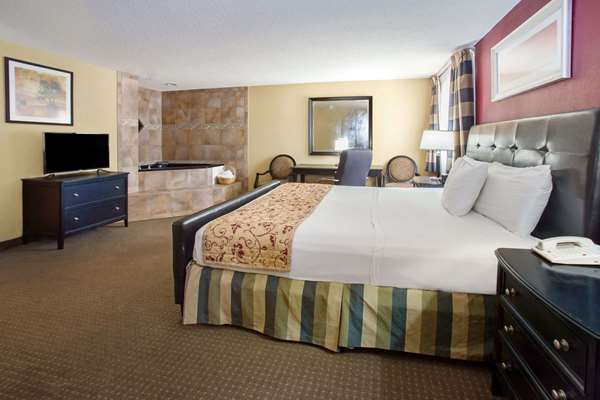 Suite - Ramada Inn Bettendorf - I-74, Exit 2