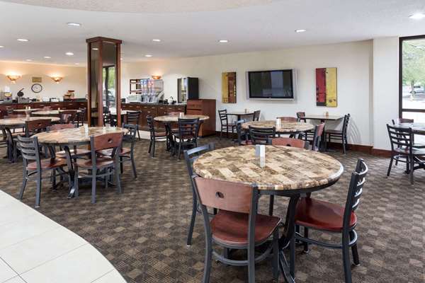  - Ramada Inn Bettendorf - I-74, Exit 2