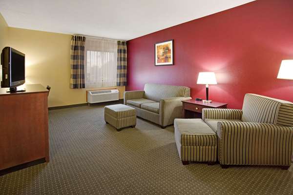 Suite - Ramada Inn Bettendorf - I-74, Exit 2