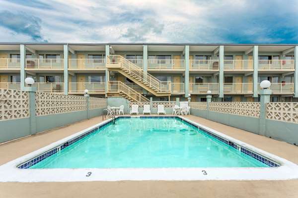 Pool - Travelodge Inn Virginia Beach