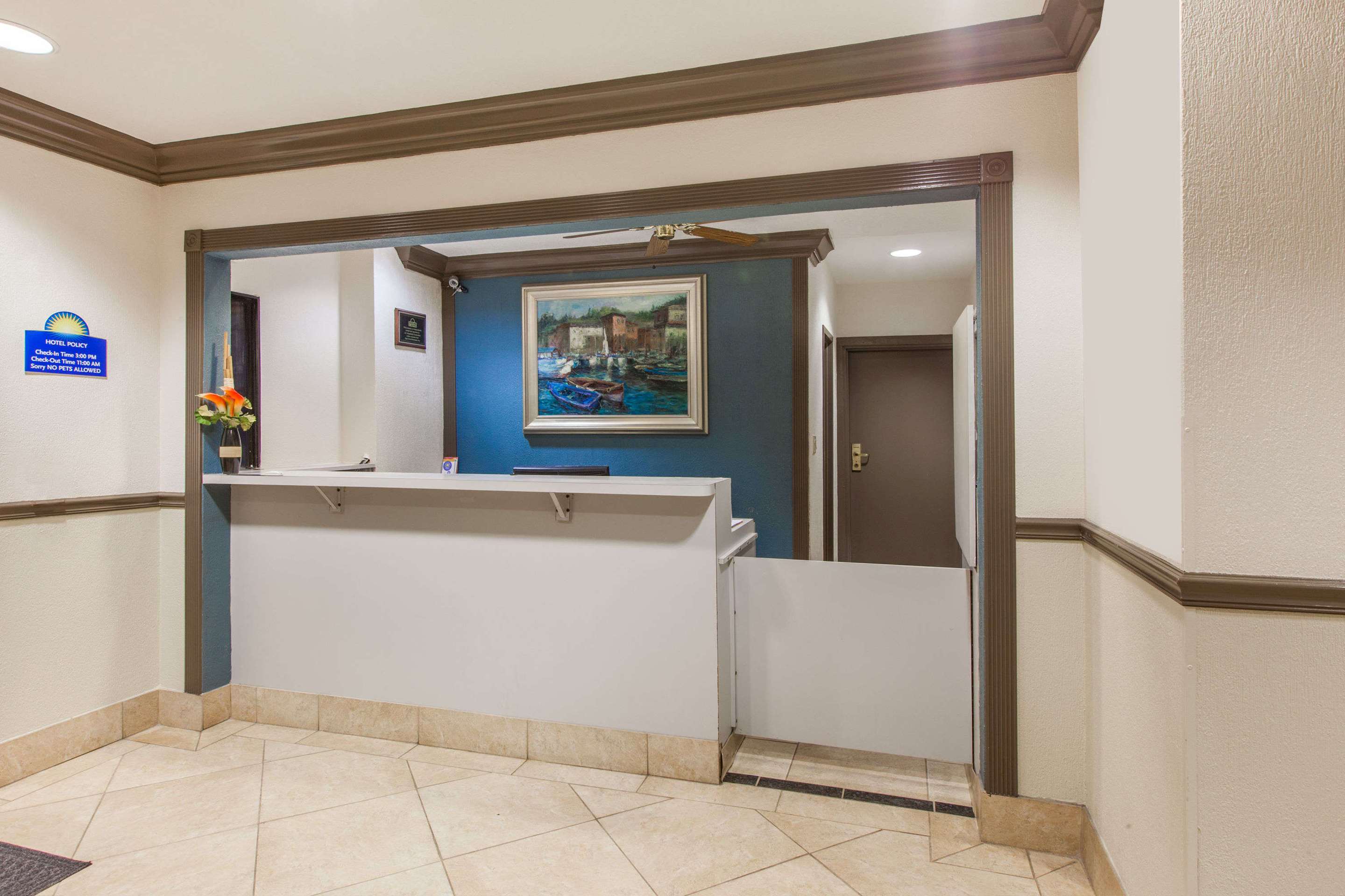 Lobby | Days Inn & Suites by Wyndham Webster NASA-ClearLake-Houston
