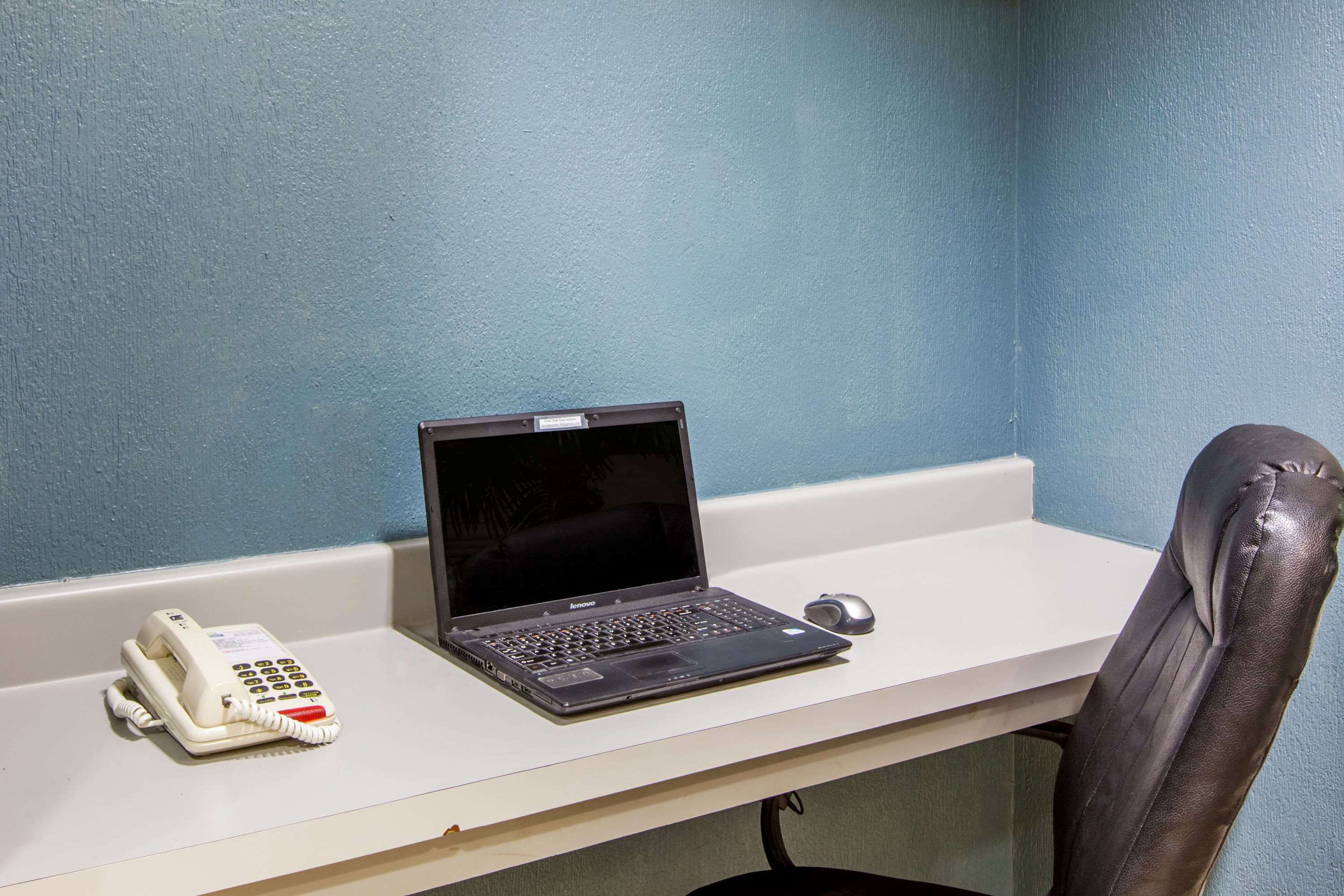 Business Center | Days Inn & Suites by Wyndham Webster NASA-ClearLake-Houston