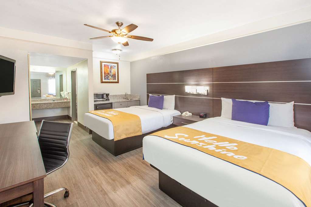 DAYS INN & SUITES BY WYNDHAM WEBSTE-guestroom-Guest Room,On-Site.jpg