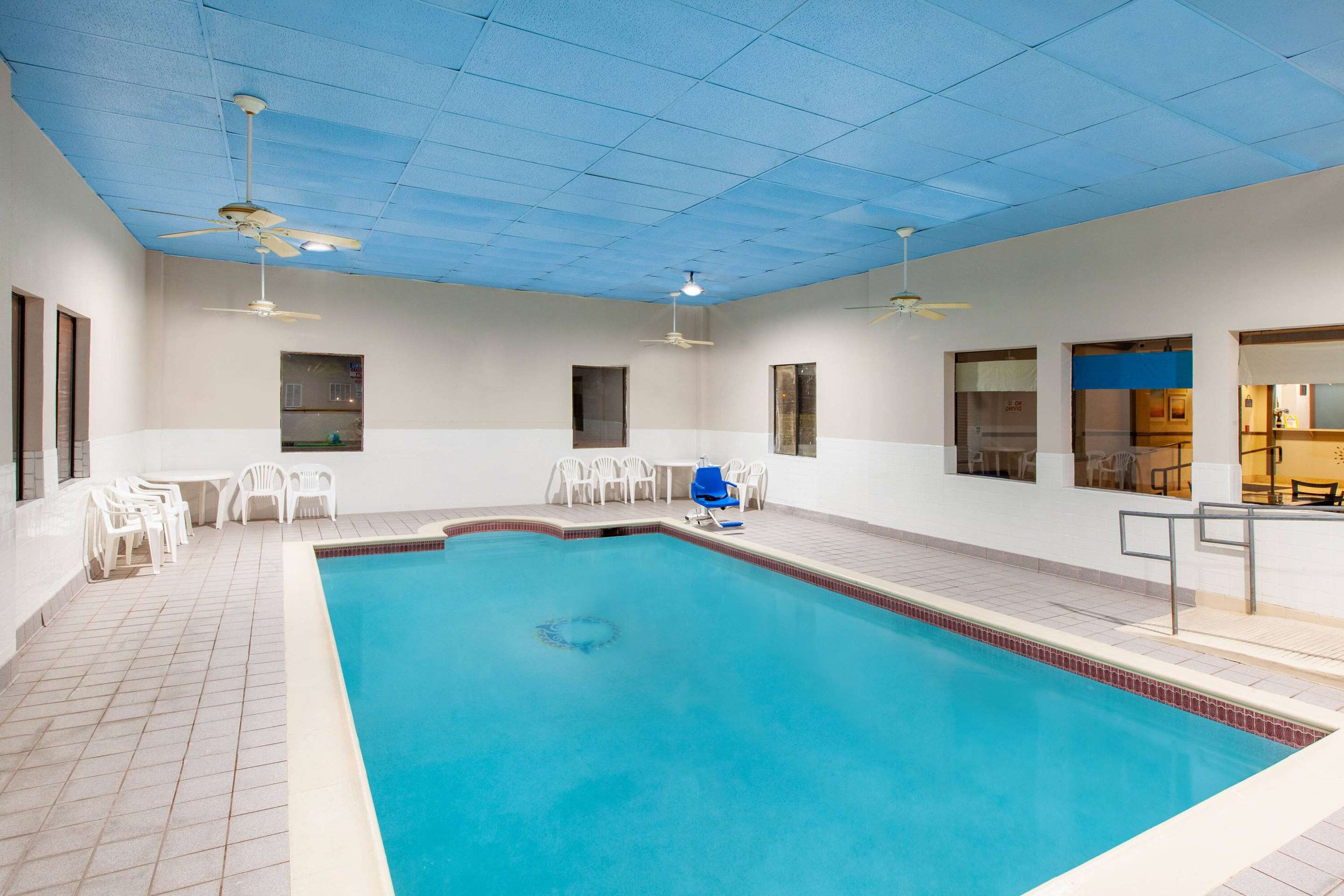 Pool | Days Inn & Suites by Wyndham Webster NASA-ClearLake-Houston
