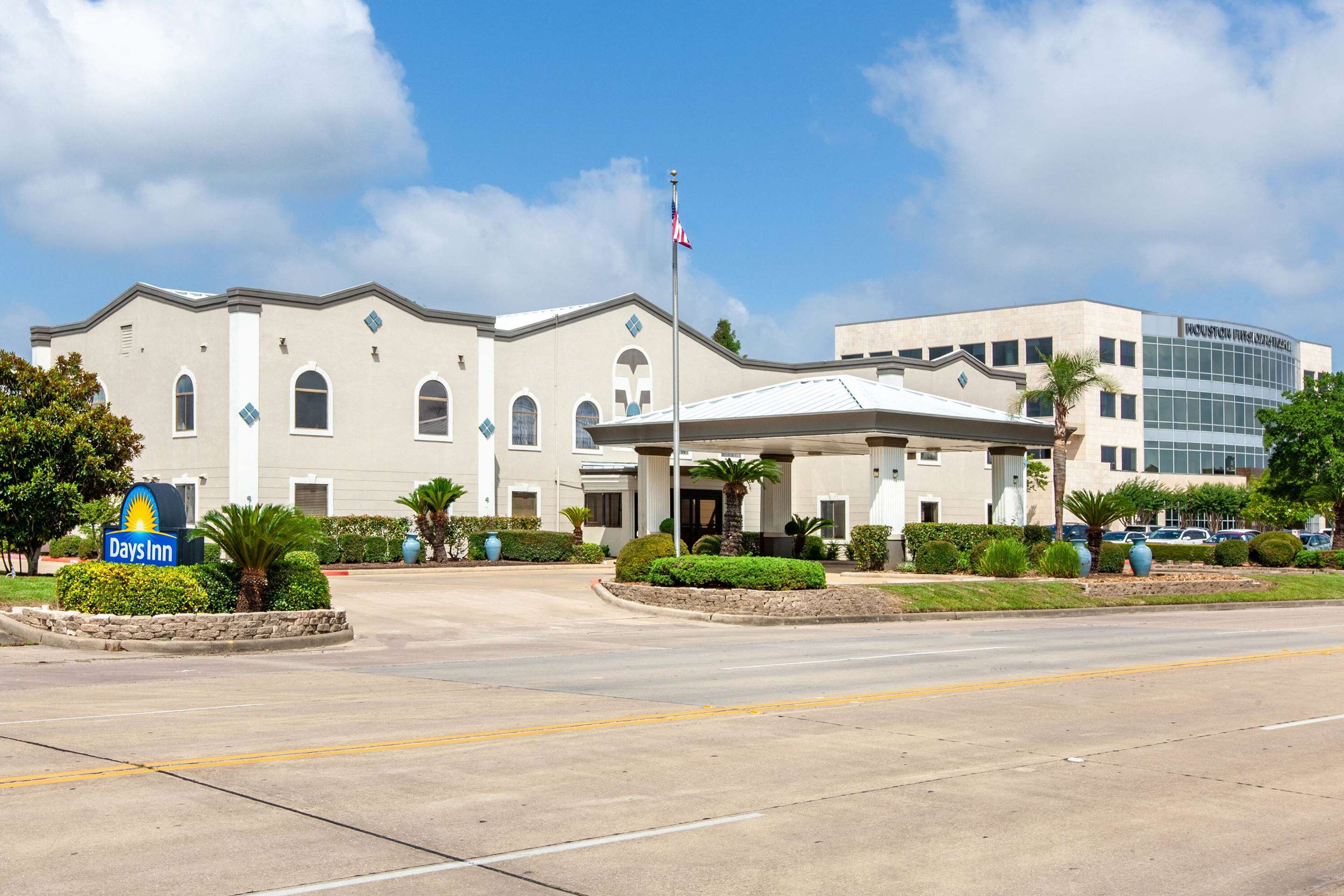 Exterior | Days Inn & Suites by Wyndham Webster NASA-ClearLake-Houston