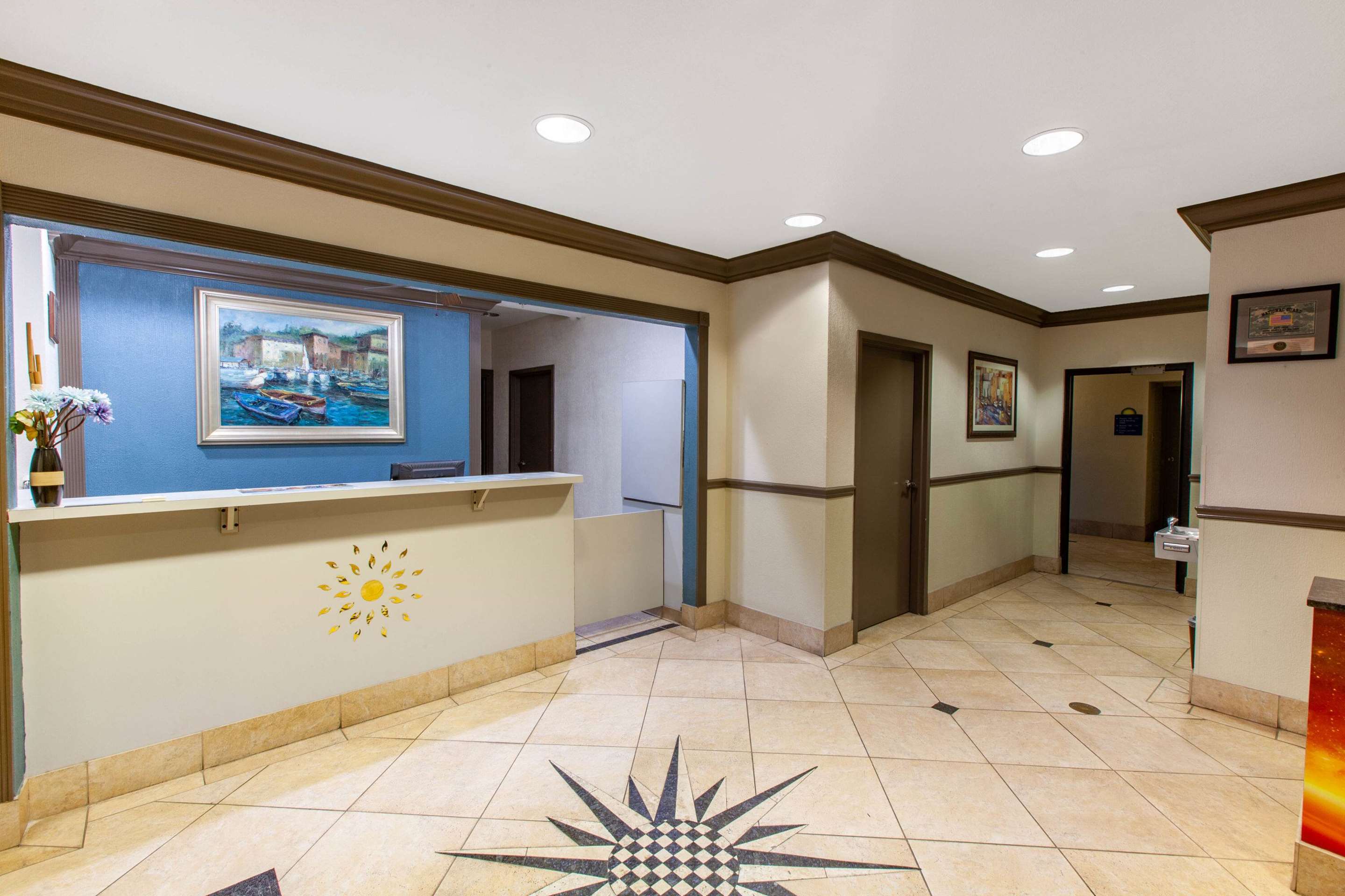 Lobby | Days Inn & Suites by Wyndham Webster NASA-ClearLake-Houston