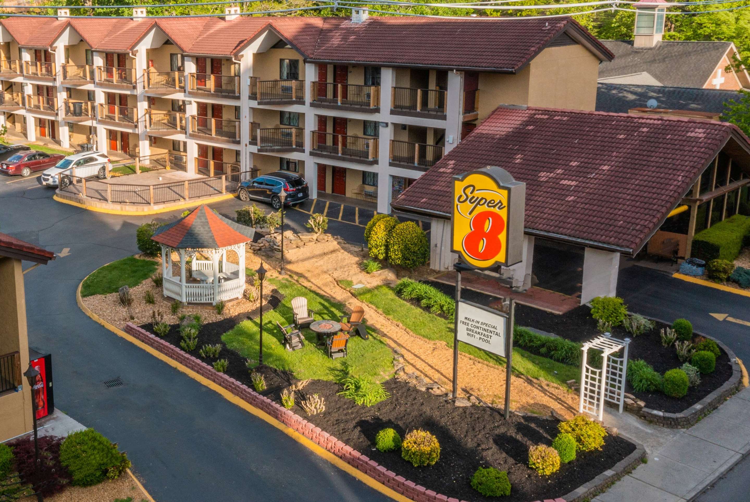 Exterior | Super 8 by Wyndham Downtown Gatlinburg at Convention Center
