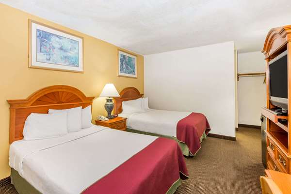  - Days Inn Valley West Clive - I-35 & I-80, Exit 124