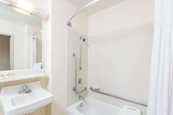  - Days Inn Valley West Clive - I-35 & I-80, Exit 124