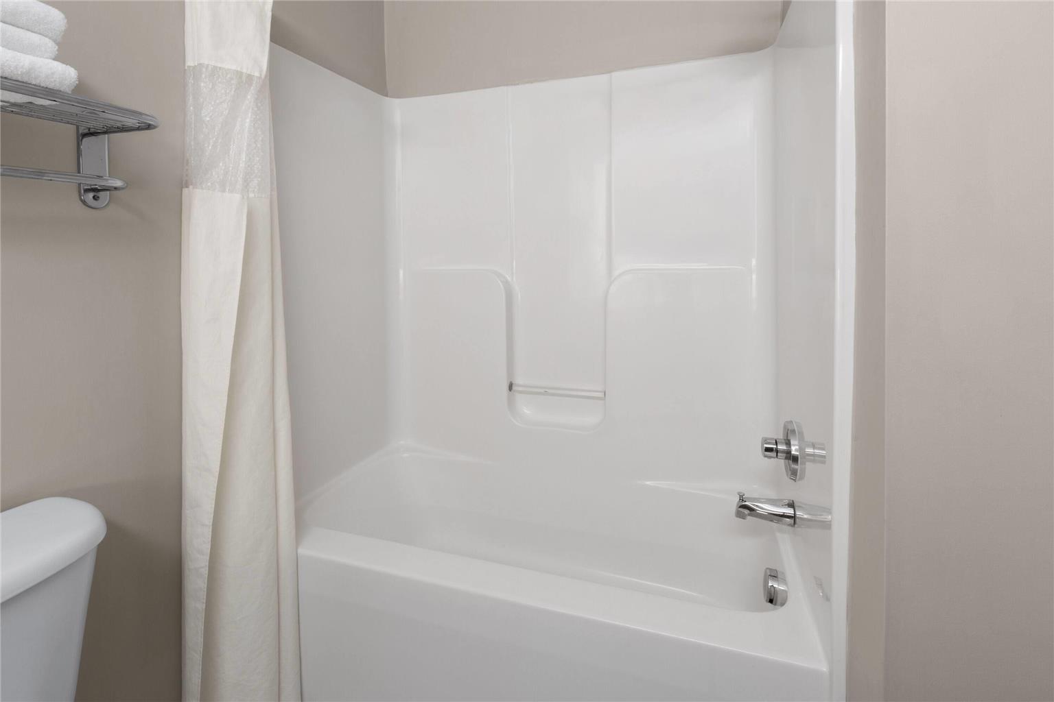 DAYS INN & SUITES BY WYNDHAM, SEAFO-guestroom-Guest Room,Bathroom,On-Site.jpg