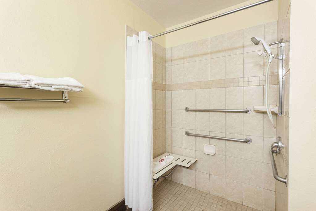 SUPER 8 BY WYNDHAM BAKERSFIELD SOUT-guestroom-Guest Room,Bathroom,Shower,Accessibility,On-Site.jpg