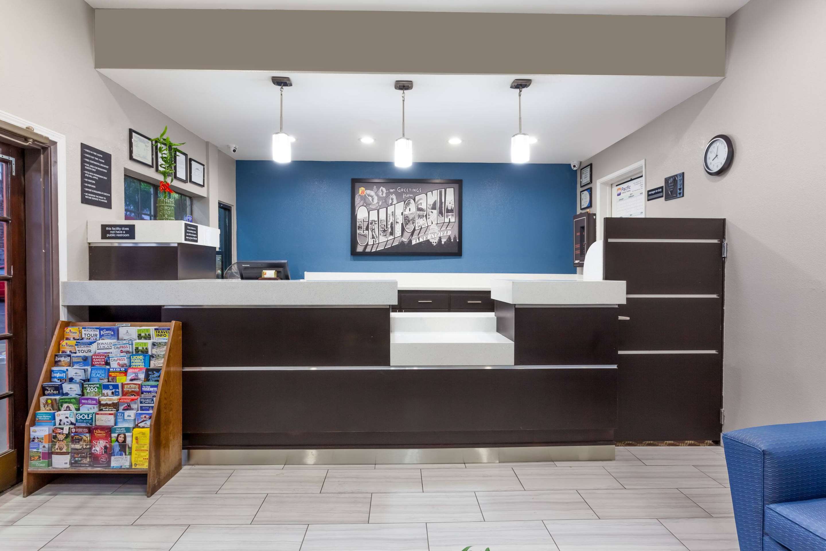 Lobby | Super 8 by Wyndham Bakersfield South CA