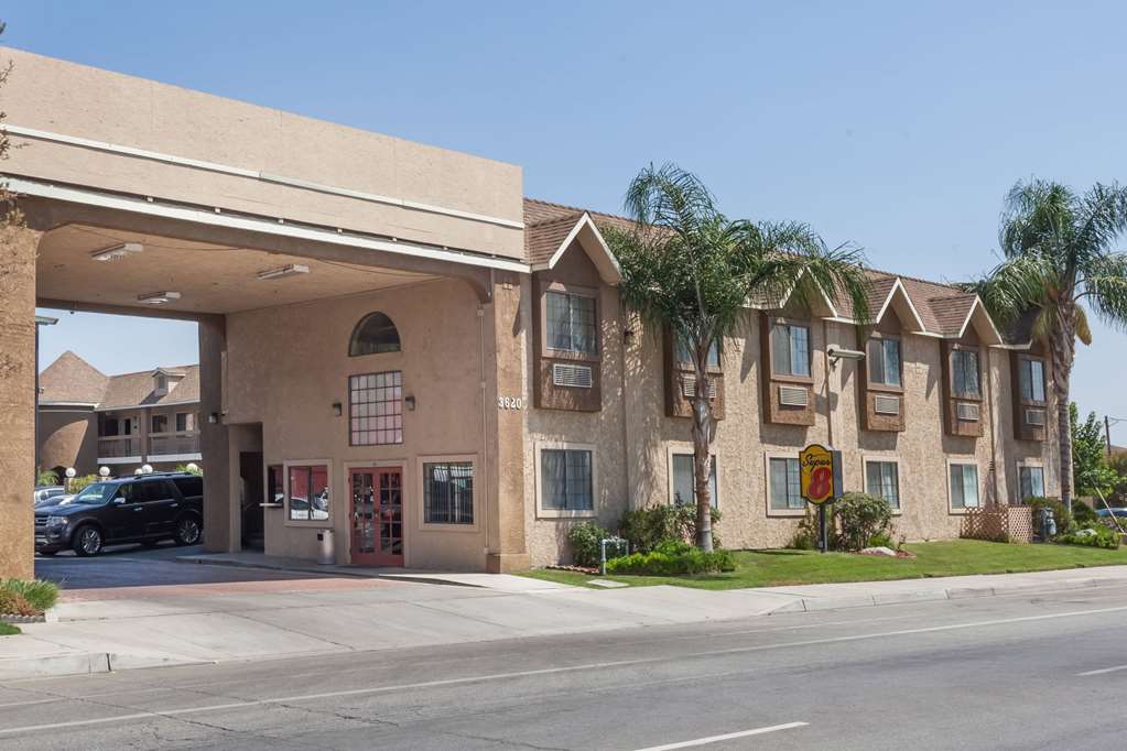 Super 8 Bakersfield South