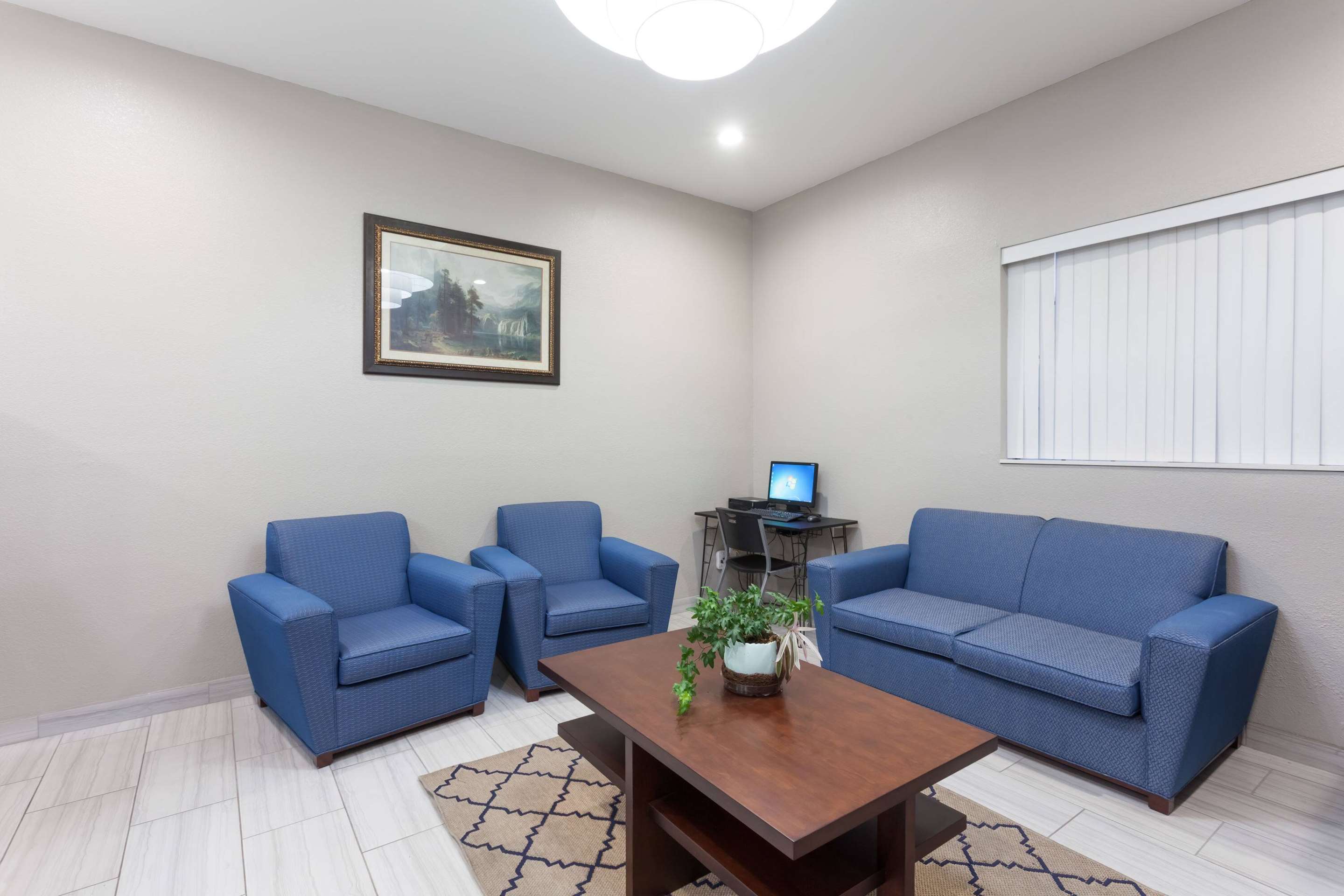 Lobby | Super 8 by Wyndham Bakersfield South CA