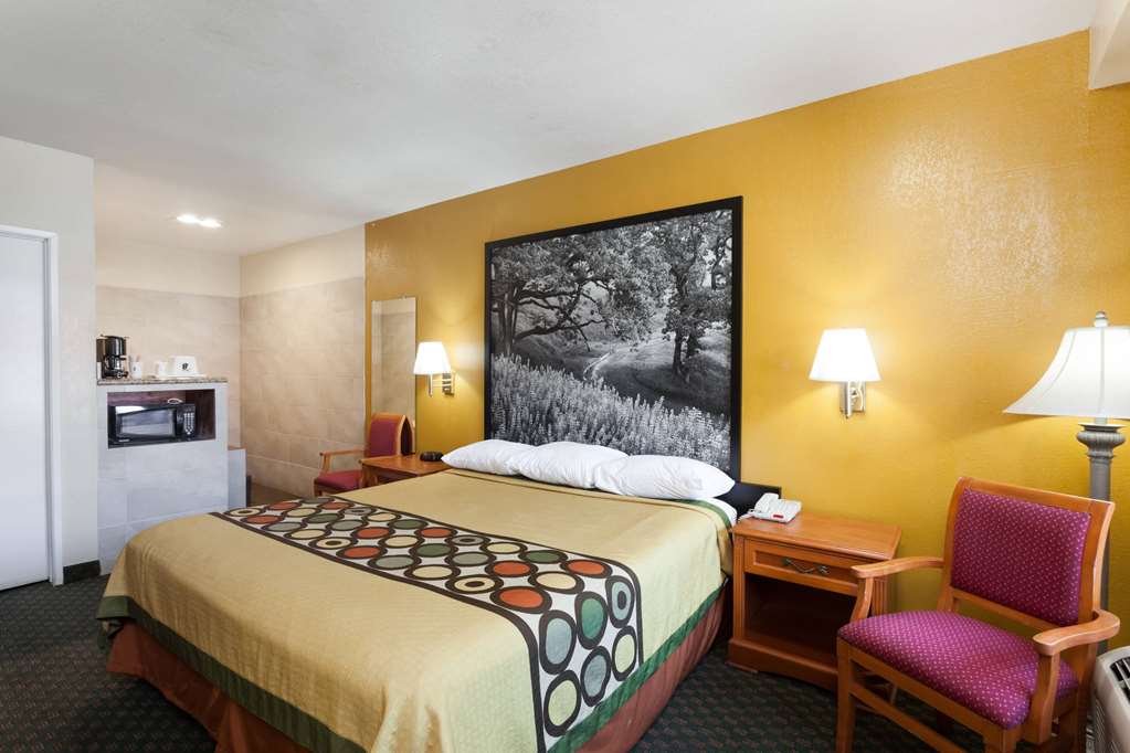 SUPER 8 BY WYNDHAM BAKERSFIELD SOUT-guestroom-Guest Room,On-Site.jpg
