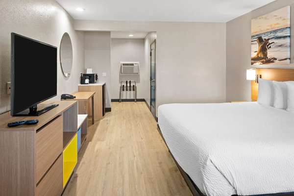  - Days Inn & Suites El Cajon - I-8, Exit 18