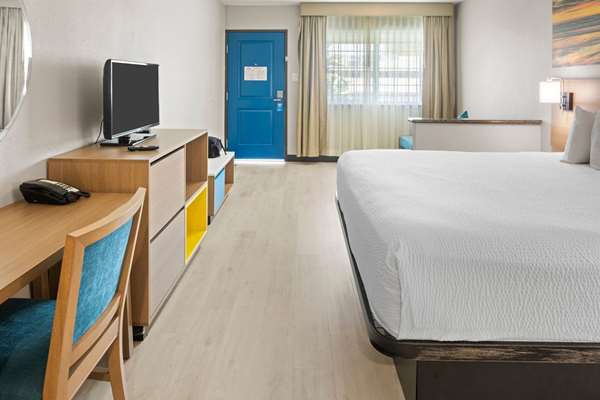  - Days Inn & Suites El Cajon - I-8, Exit 18