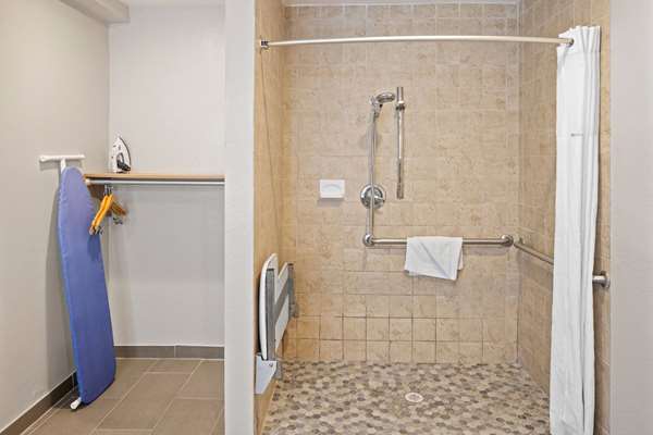  - Days Inn & Suites El Cajon - I-8, Exit 18