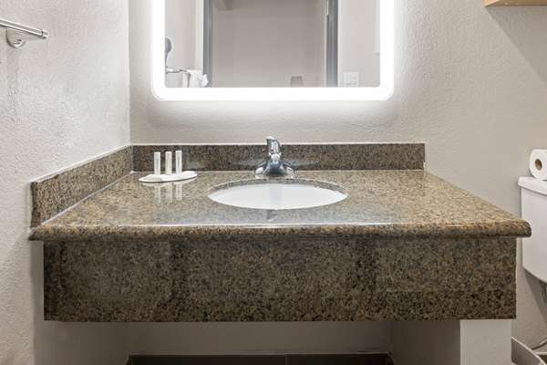  - Days Inn & Suites El Cajon - I-8, Exit 18