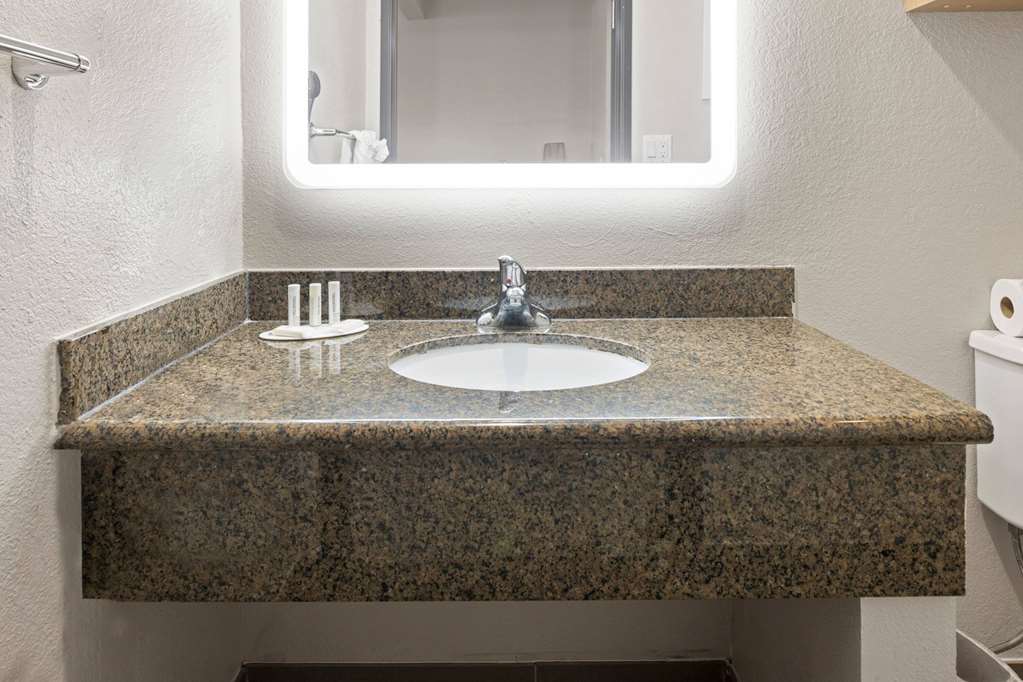 DAYS INN BY WYNDHAM SAN DIEGO-EAST/-guestroom-Guest Room,Bathroom,On-Site.jpg