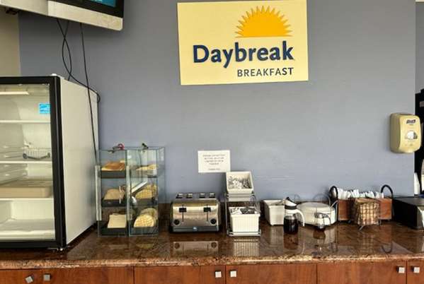  - Days Inn & Suites El Cajon - I-8, Exit 18