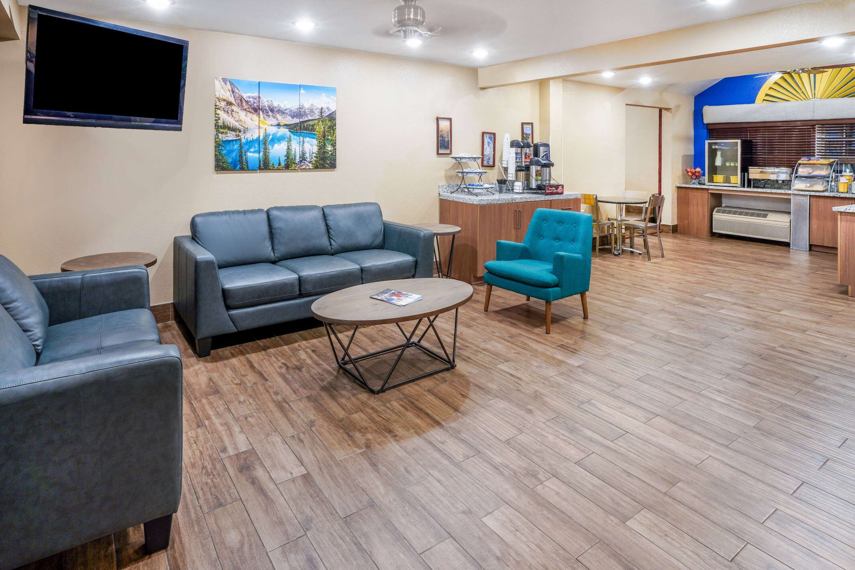 Lobby | Days Inn & Suites by Wyndham Greeley