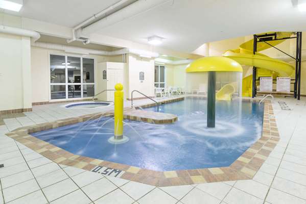 Pool - Super 8 Hotel Ste Agathe des Monts