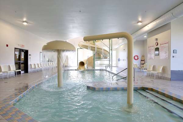 Pool - Super 8 Hotel Trois-Rivieres
